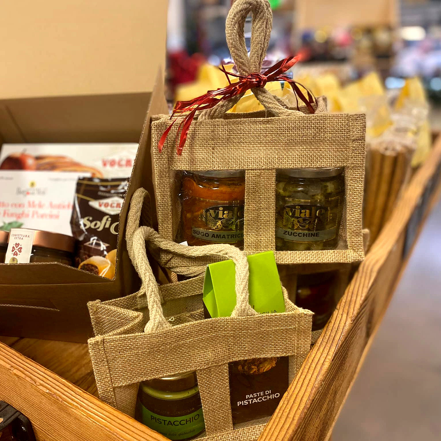 Tailored Gifts with Taste: Our Boxes for Businesses and Special Events